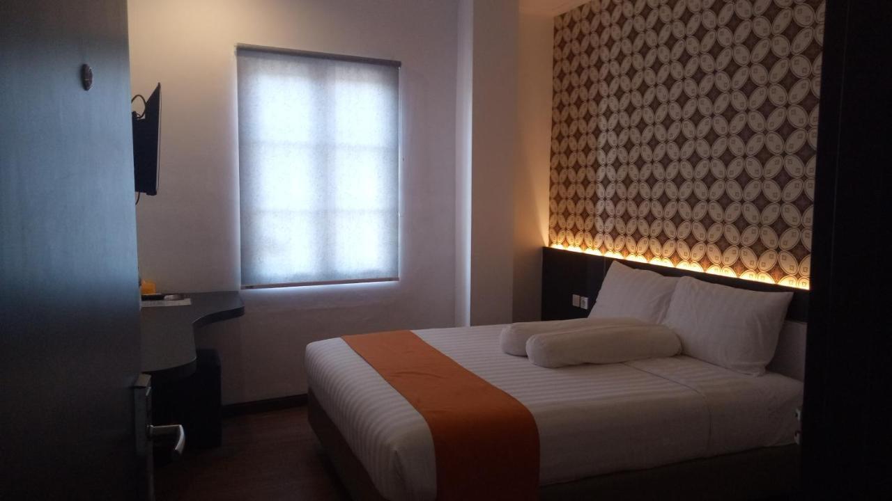Front One Boutique Tugu Muda Semarang Hotel Exterior photo